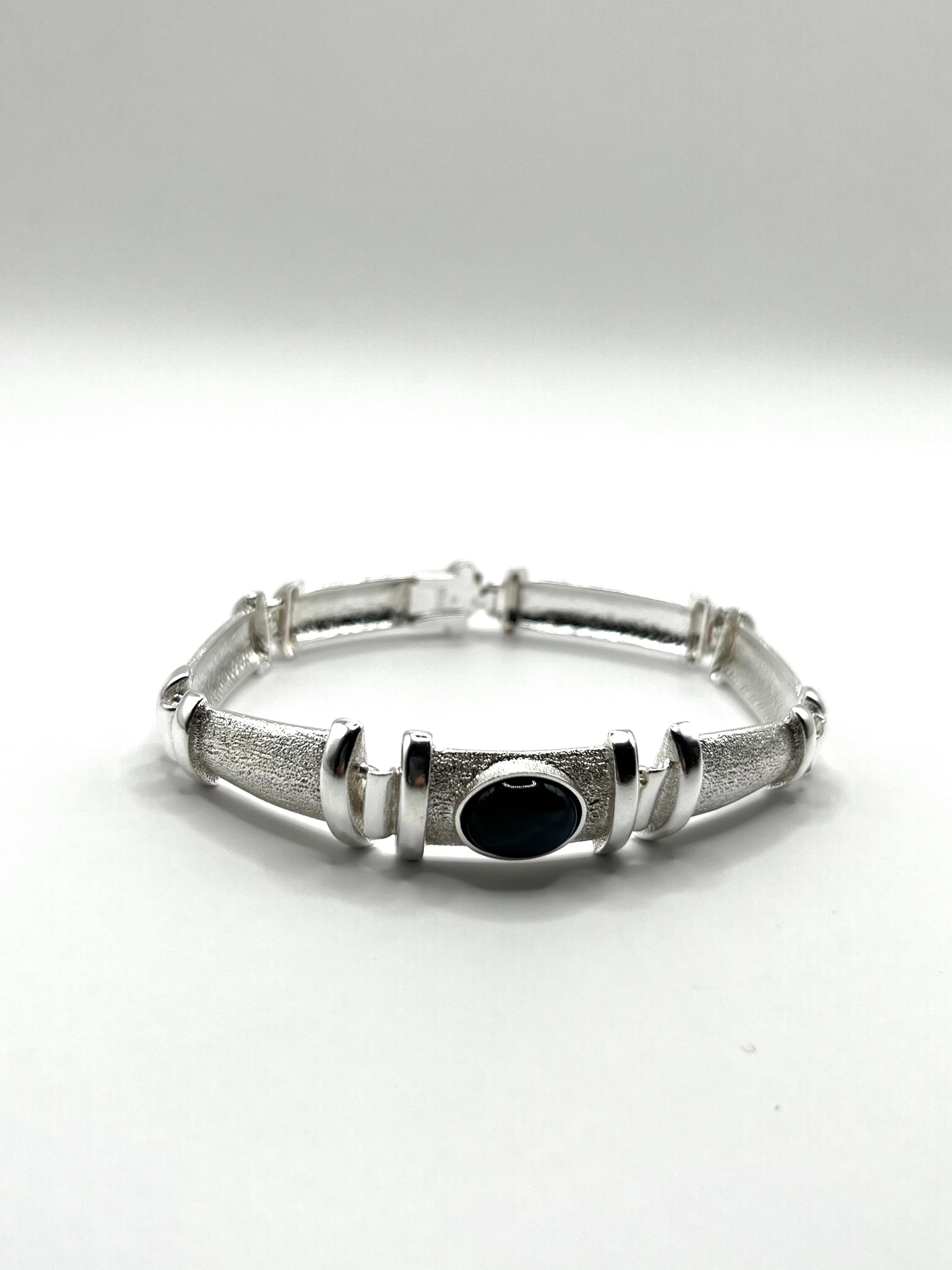 Vintage 830 Hopea Rannekoru Mustalla Kivellä 7mm, 18.5cm